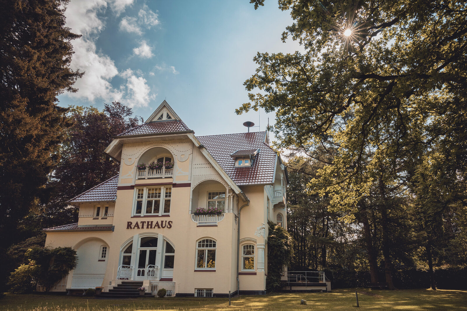 Brautpaar vor dem Rathaus Aumühle im Grünen