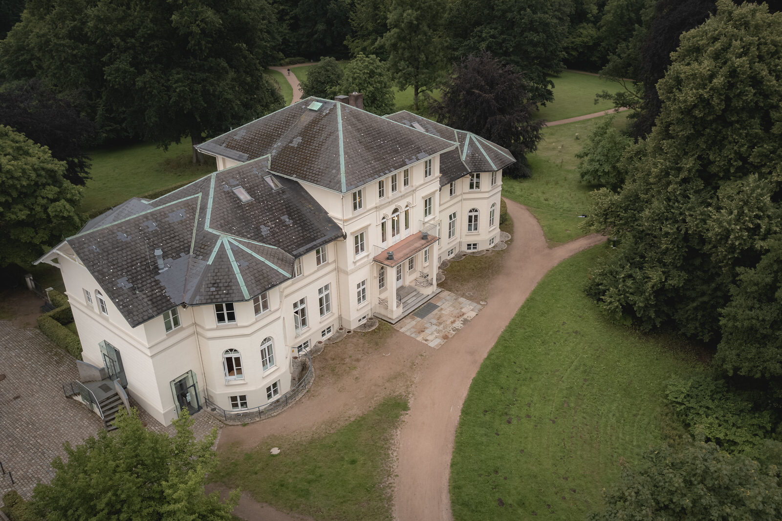 Brautpaar vor dem Berner Schloss in Hamburg
