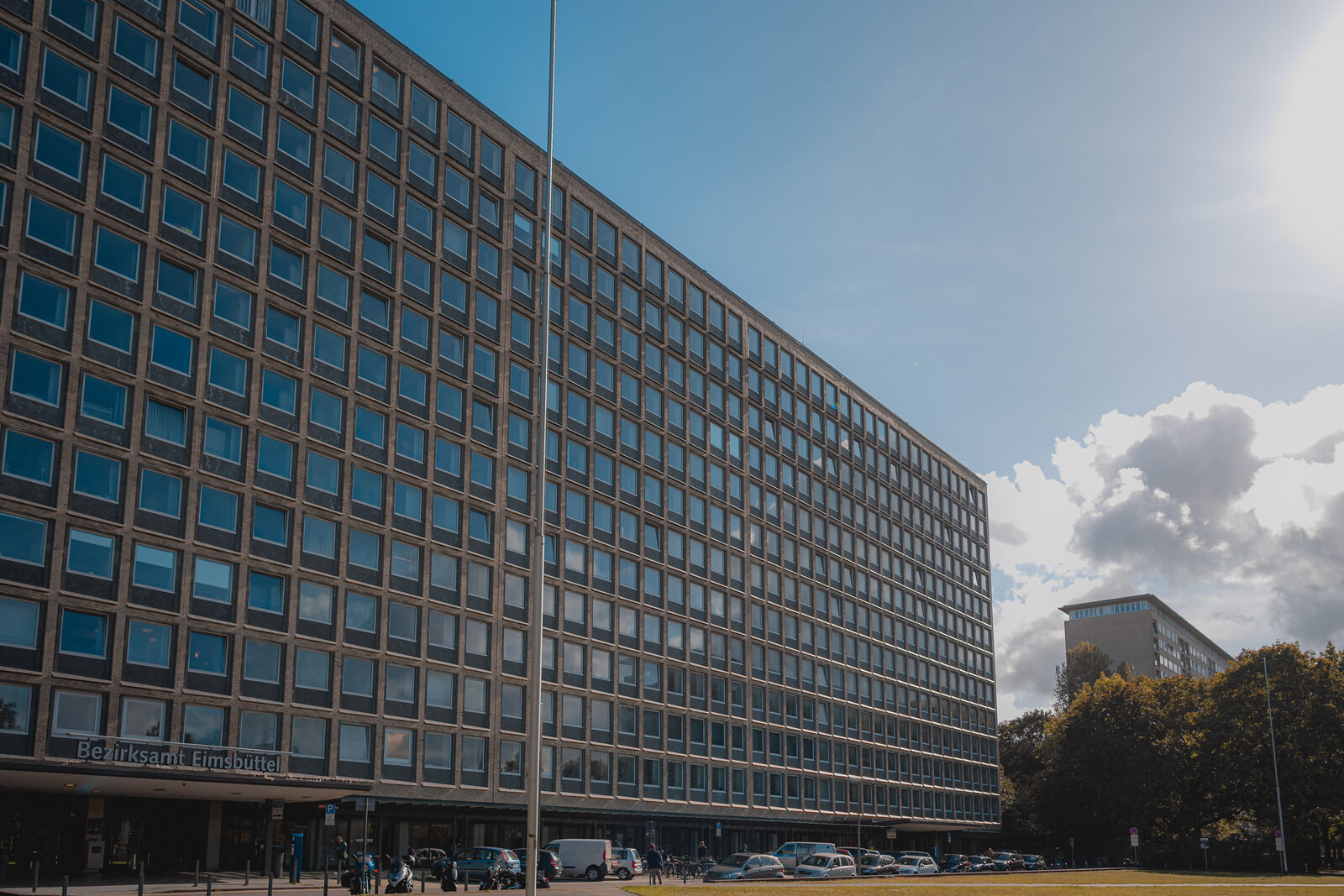 Brautpaar vor dem Standesamt Eimsbüttel in den Grindelhochhäusern