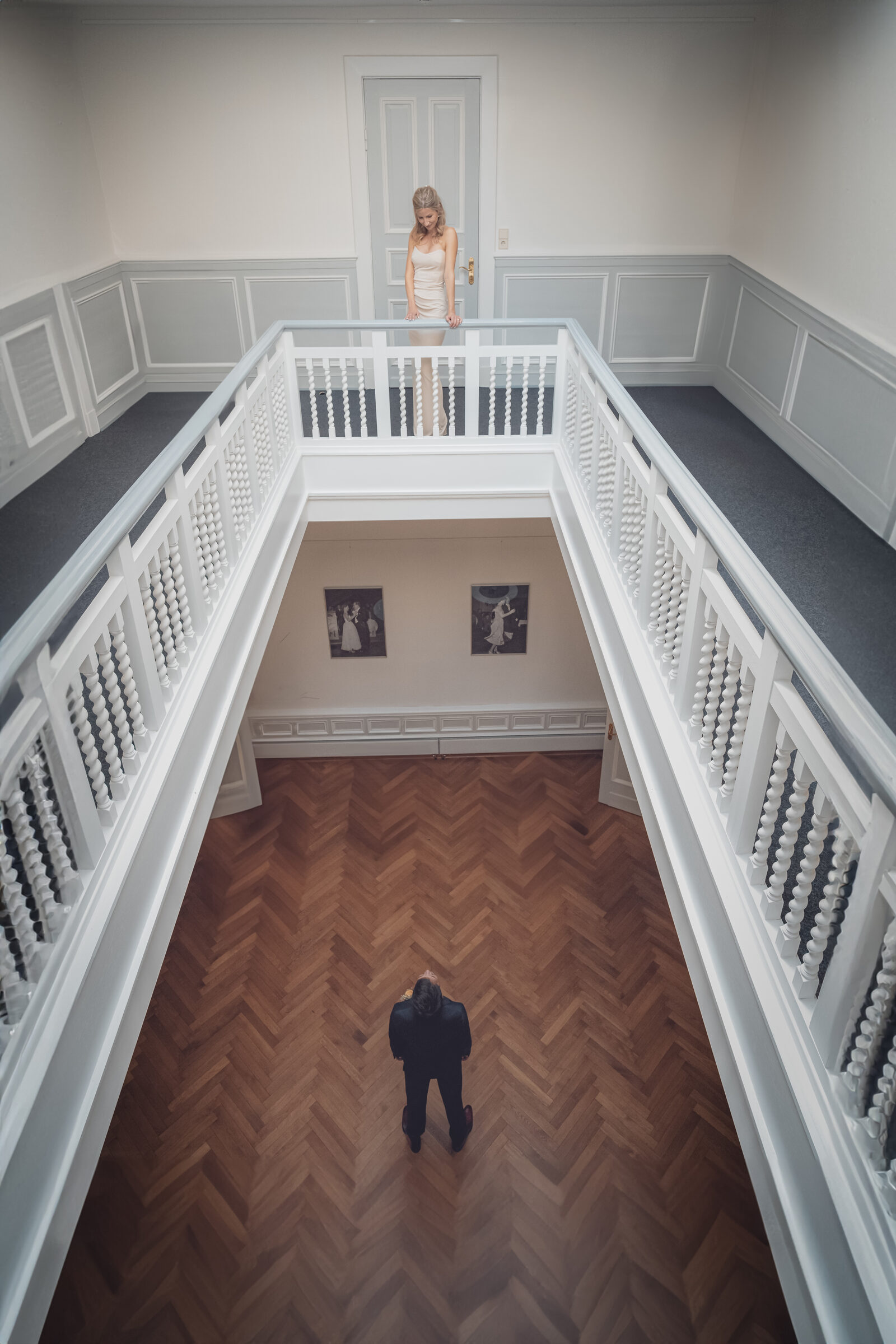 Innenraum der Weißen Villa Elmshorn – Wartebereich über zwei Etagen mit Blick nach unten