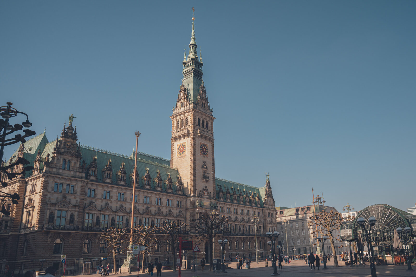 Trauung im Phönixsaal des Hamburger Rathauses – Holzvertäfelung und Kronleuchter