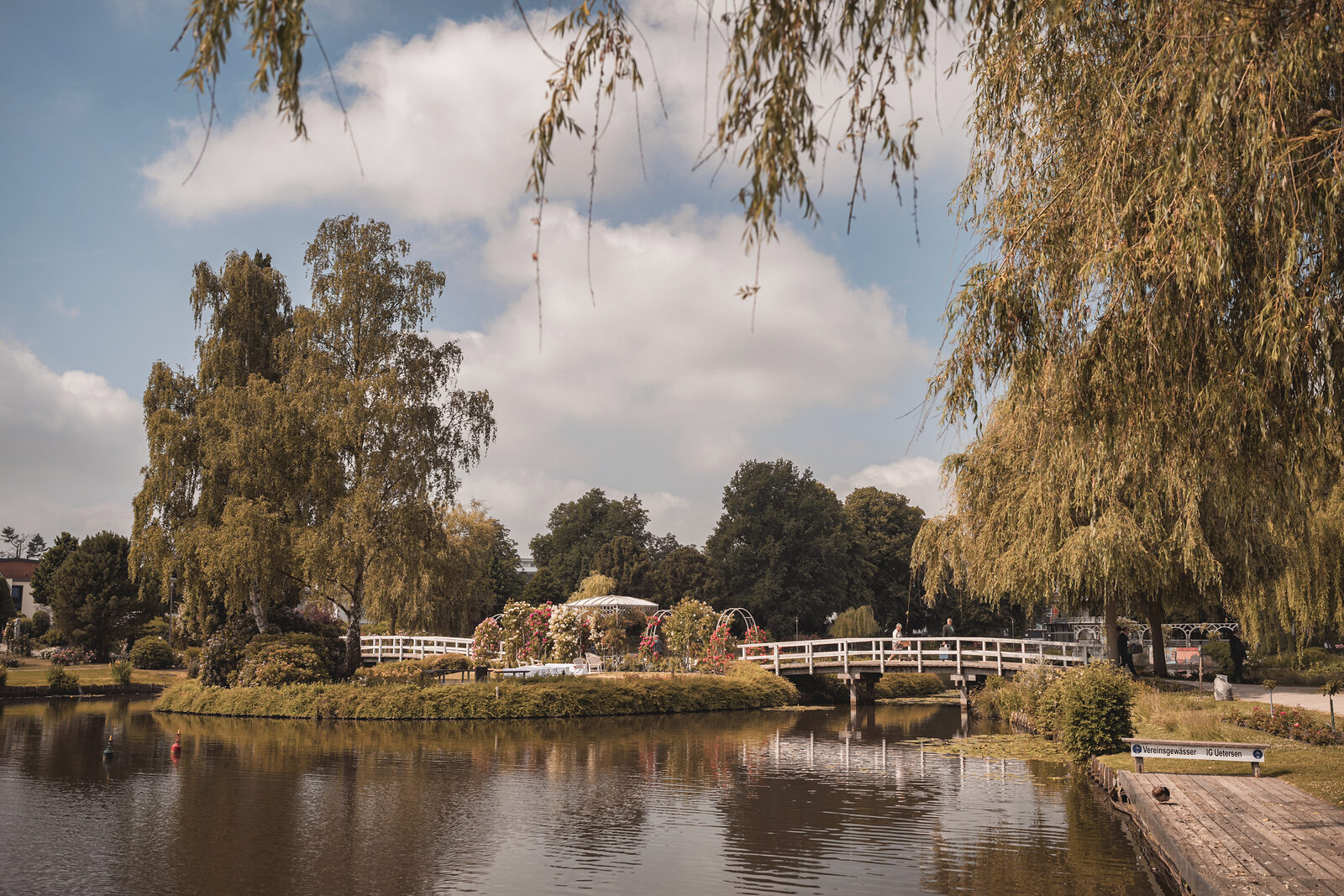 Brautpaar auf der Hochzeitsinsel im Rosarium Uetersen
