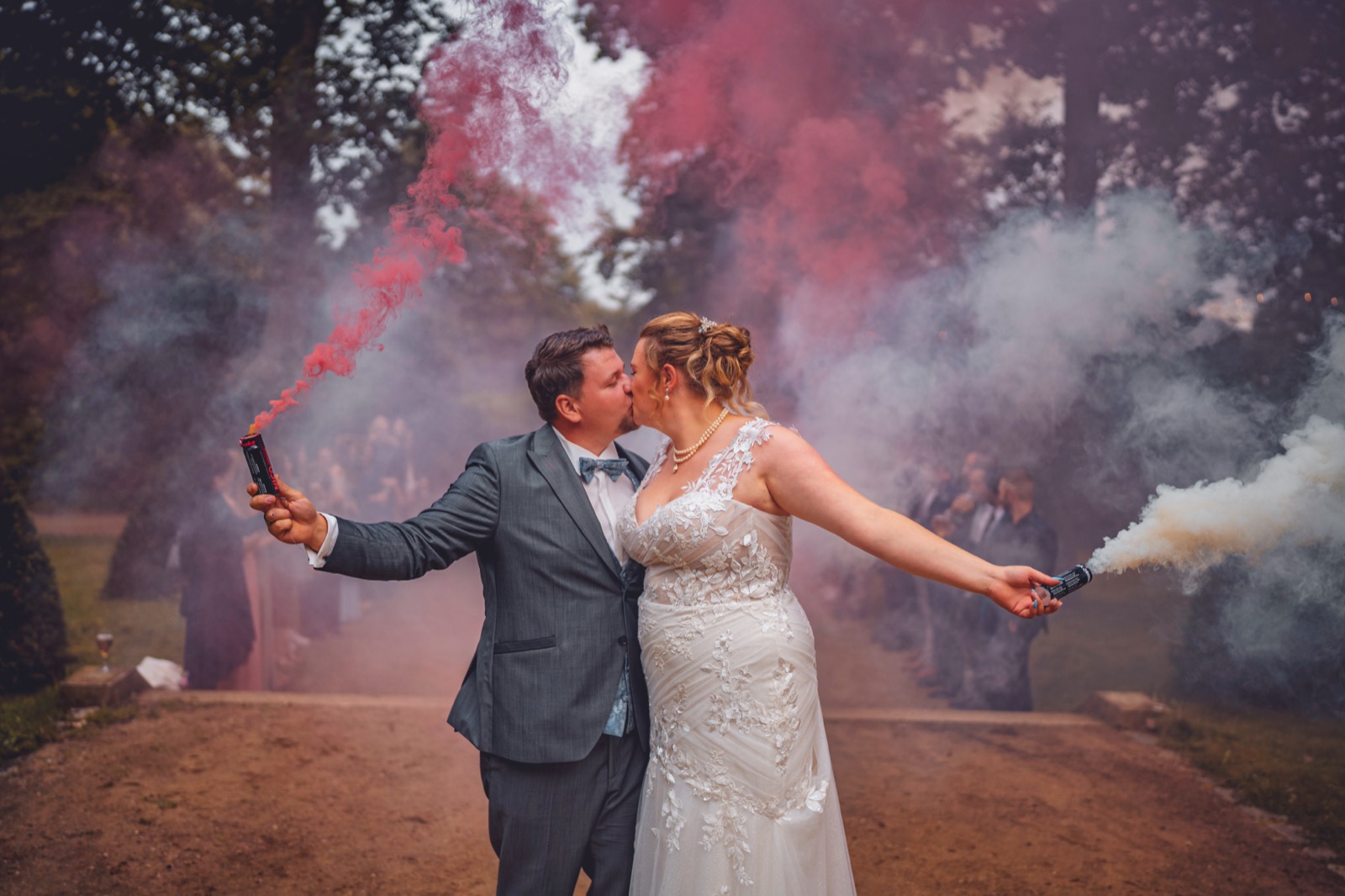 Tamara & Andre – Brautpaar mit Rauchfackeln