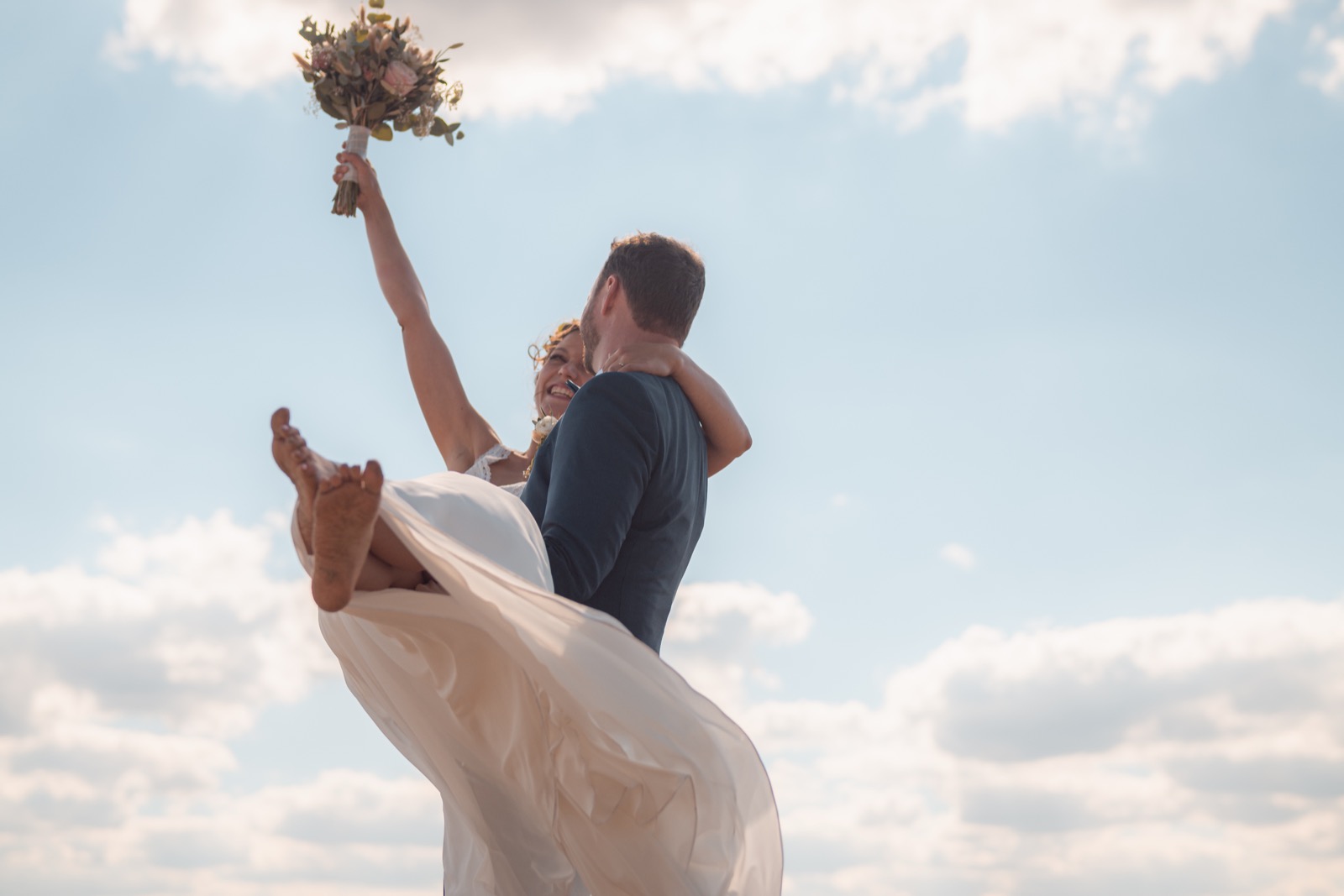 Brautpaar Wirbel – Braut wird hochgehoben mit Strauß